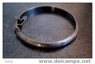 Petit Bracelet Rond Ancien Et Poinçonné / Small Hallmarked Old Silver Bracelet - Pulseras