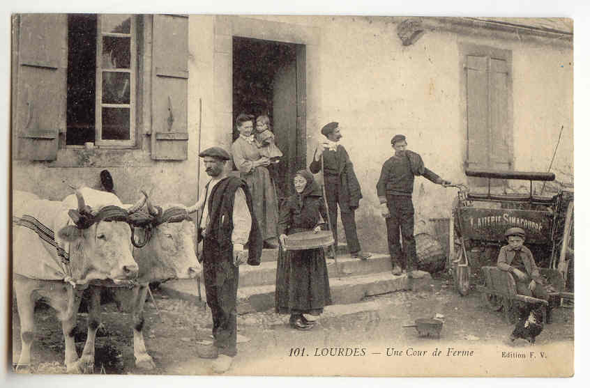 F132 - LOURDES - Une Cour De Ferme - Bauernhöfe