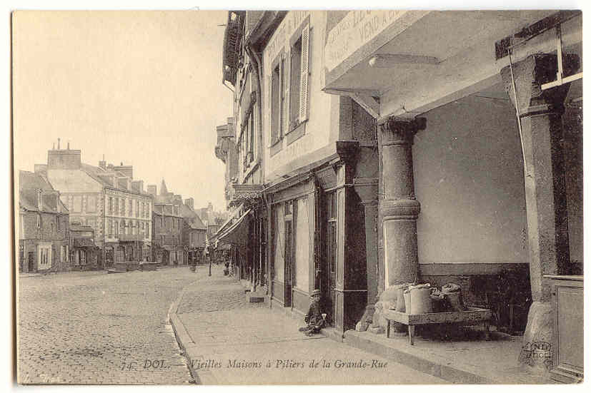 F550 - DOL - Vieilles Maisons Et Piliers à La Grande-rue - Dol De Bretagne