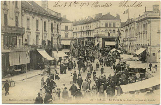 SABLE - La Place De La Mairie Un Jour De Marché - Sable Sur Sarthe