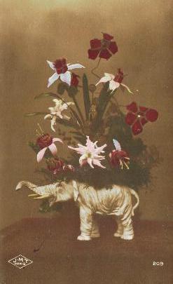 Vase En Forme D´éléphant Avec Fleurs - Éléphants