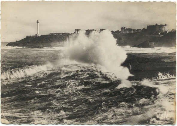 BIARRITZ - Effet De Vagues-Dans Le Fond,le Phare - Lighthouses