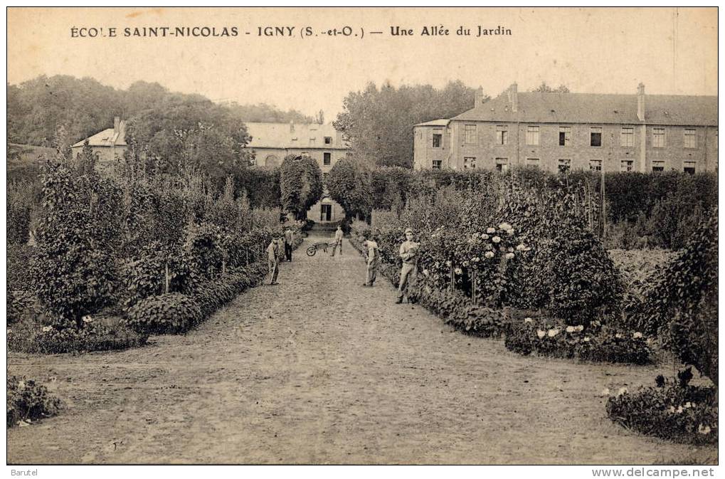 IGNY - Ecole Saint Nicolas. Une Allée Du Jardin - Igny