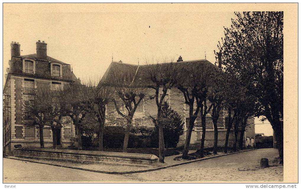 DOURDAN - Justice De Paix. Entrée Du Parterre - Dourdan