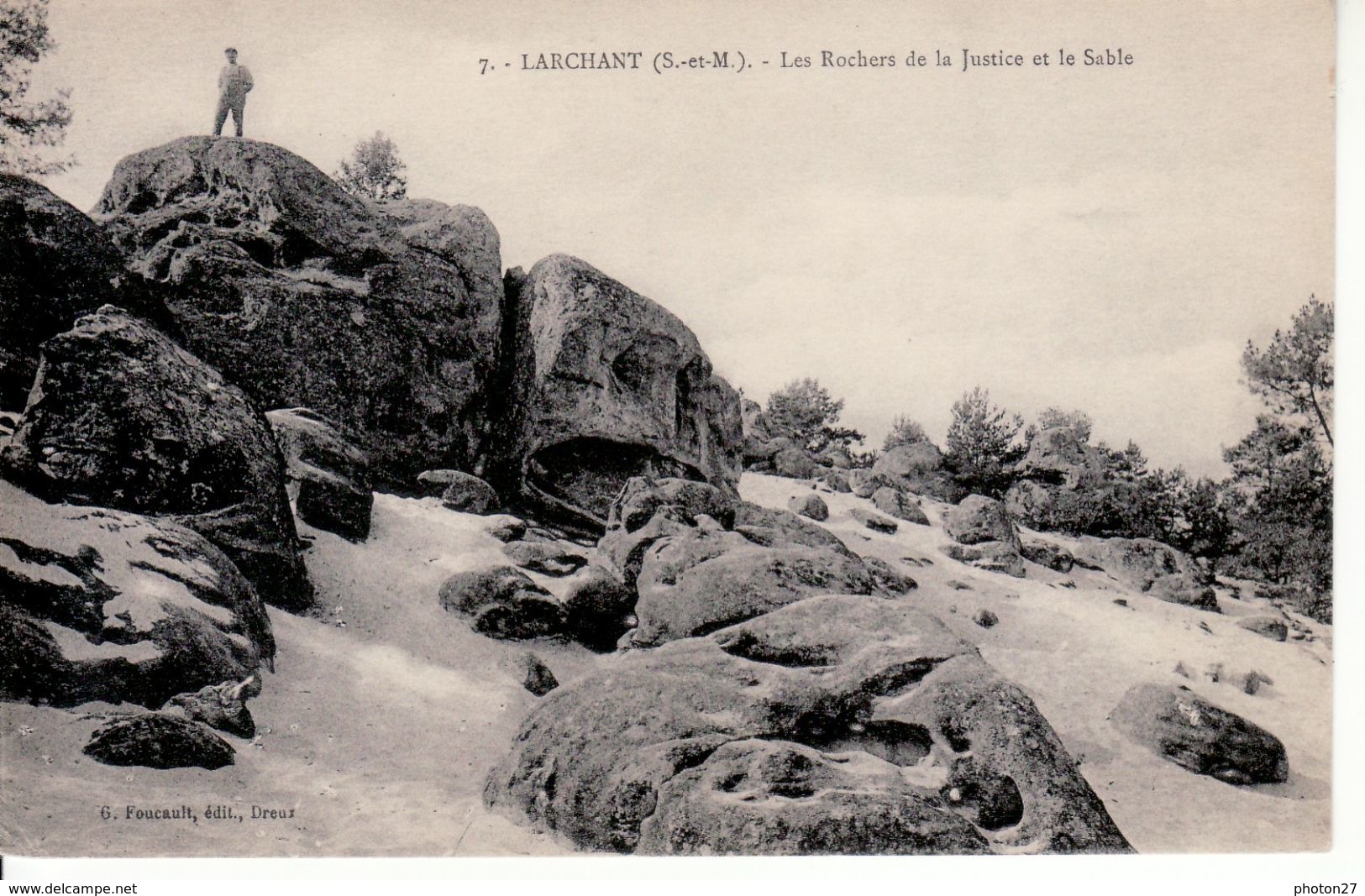LARCHANT, Les Rochers De La Justice Et Le Sable (un Personnage Sur Les Rochers) - Larchant