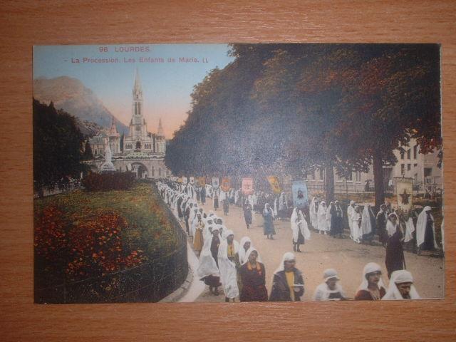 LOURDES La Procession.Les Enfants De Marie - Lourdes