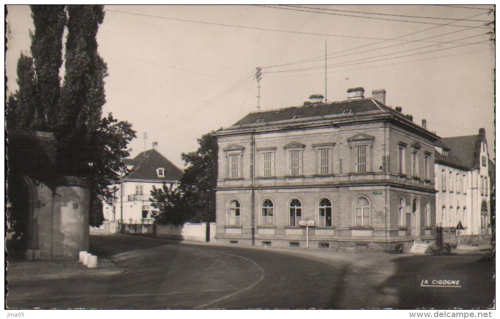 Belle CP Benfeld - Route Nationale - Entrée De L'ancien Relais De La Poste N°67.028.10 (04) - Benfeld