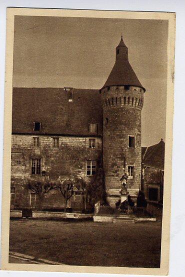 Monts Sur Guesnes (Vienne) Le Tour Du Château Et Le Monument Aux Morts - Monts Sur Guesnes