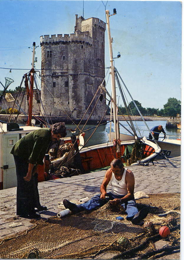 La Rochelle--1981-le Port Et Les Tours- Pecheur Ravaudant Ses Filets- (BEAU PLAN) N°64 Par Artaud - La Rochelle