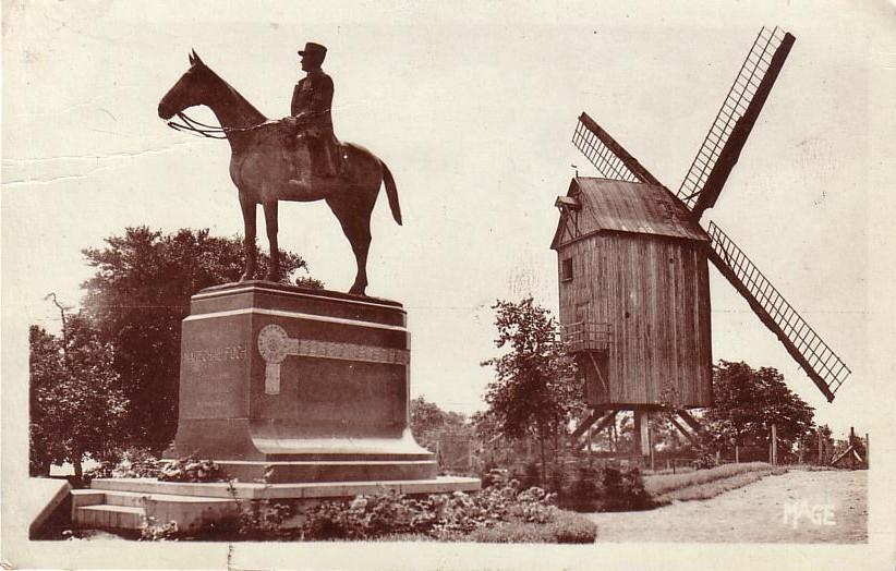 CASSEL La Statue Du Mal FOCH Et Le Moulin - Cassel