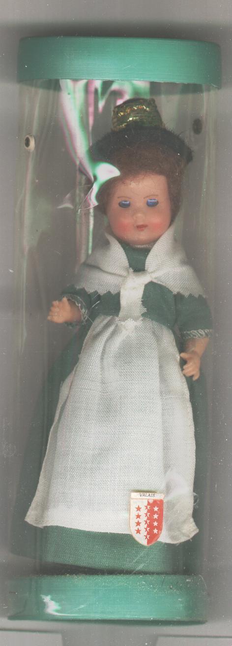 Poupée En Costume Du Valais (Suisse) - Dolls