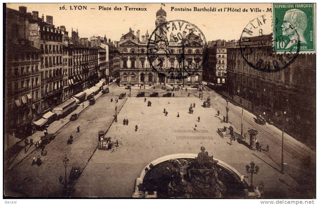 LYON 1 - La Place Des Terreaux. Fontaine Bartholdi Et L´Hôtel De Ville - Lyon 1
