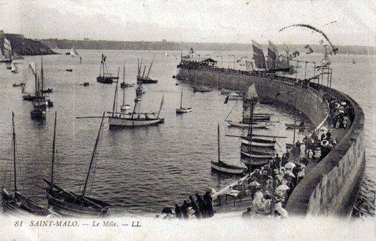 CPA 35 St Malo -Le Môle - Belle Animation (Bateaux + Foule) - Saint Malo