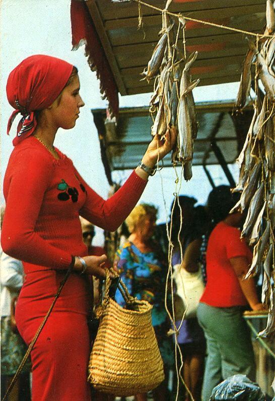 FEMME AU MARCHE   (postée En 1976 Middelkerke) - Marktplaatsen
