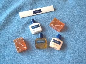 Savons Neutrogena - Neuf - Contient 2 Savons (42 Gr) , 1 Bain Douche, 1 Lotion Pour Le Corps, 1 Shampoing, - Other & Unclassified