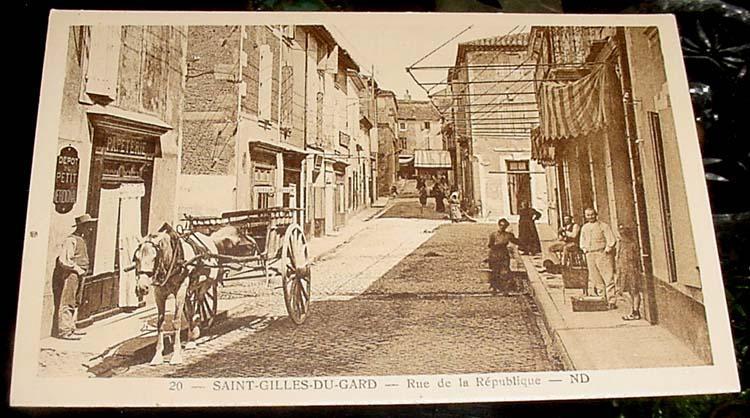 SAINT-GILLES-DU-GARD - RUE DE LA REPUBLIQUE - Saint-Gilles