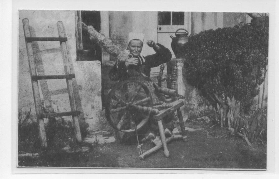 Femme De Guéméné Filant La Quenouille - Guemene Sur Scorff