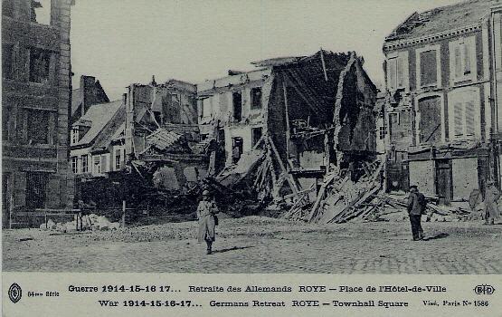 D80 - ROYE - GUERRE 1914...1917 - LA PLACE DE L´HOTEL DE VILLE APRES LA RETRAITE DES ALLEMANDS - Roye