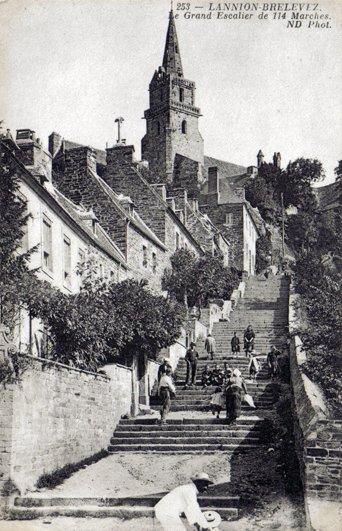 CPA 22 Lannion Brélevez - Le Grand Escalier De 114 Marches - Animée - Lannion