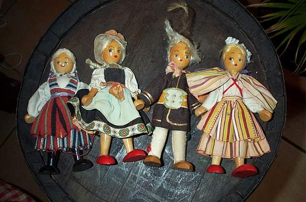 4 JOLI POUPEES BOIS - Dolls