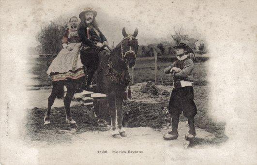 CPA Folklore Noces - Mariés Bretons (à Cheval) - Précurseur Colorisée - Noces