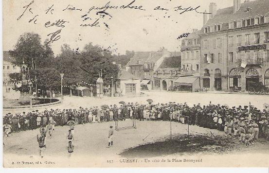 GUERET  UN COTE DE LA PLACE  BONNYAUD - Guéret