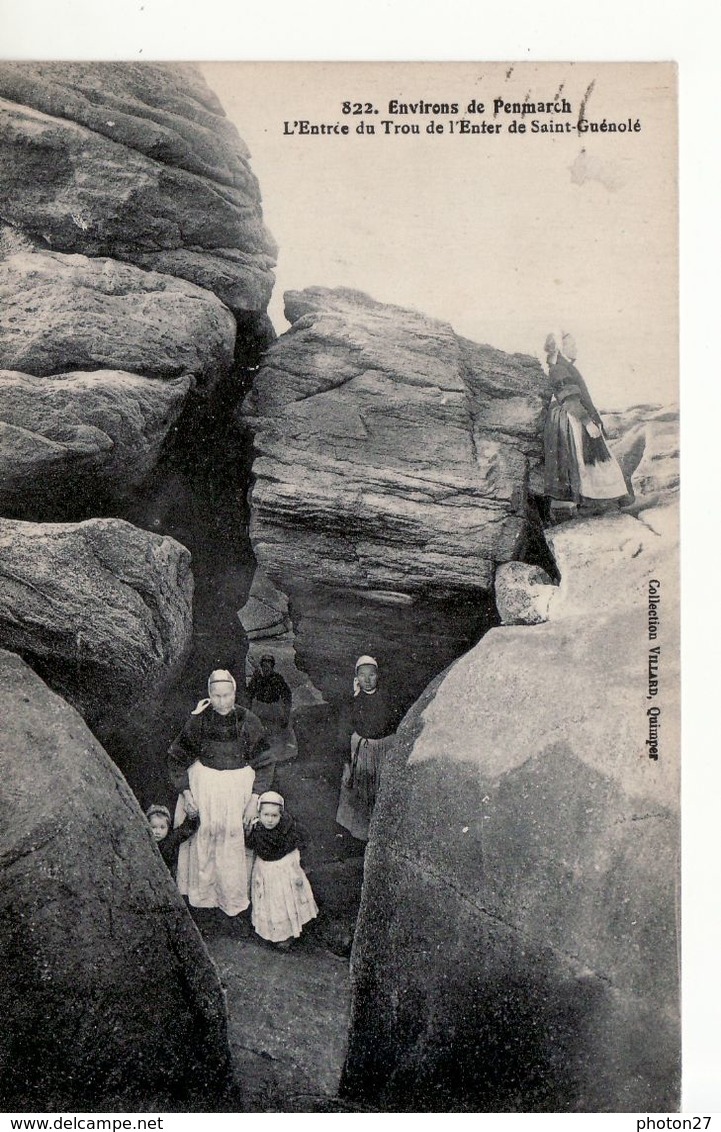 Entrée Du Trou De L'enfer De Saint-Guénolé (femmes Et Enfants En Costume Traditionnel Dans Les Rochers) - Penmarch