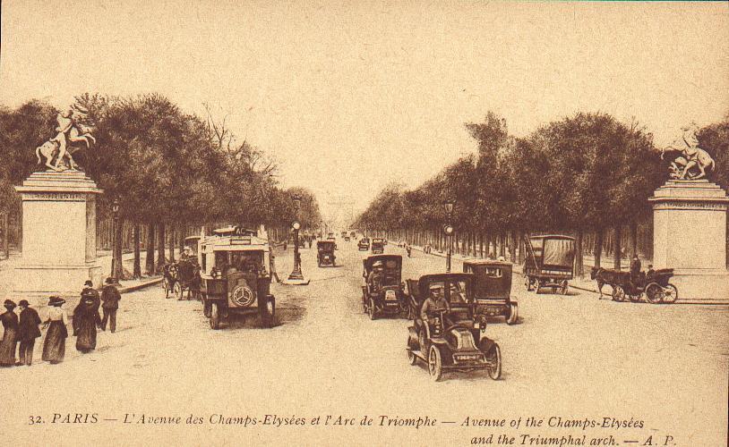 CPA - PARIS - L'Avenue Des Champs Elysées Et L'Arc De Triomphe - Champs-Elysées