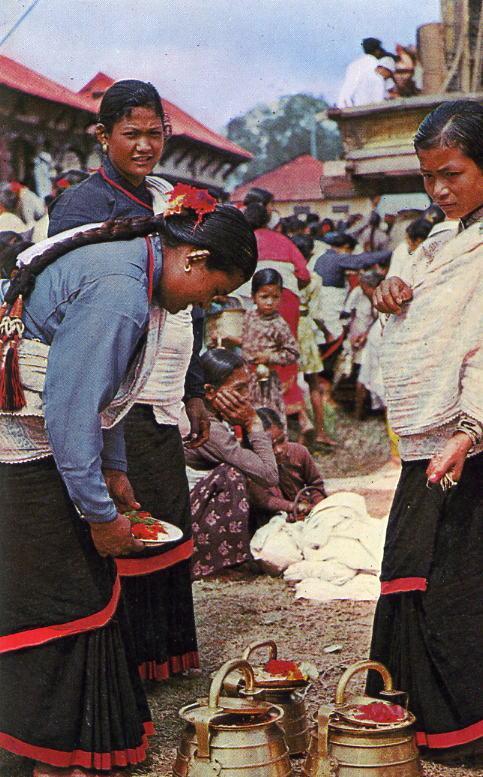 TYPICAL WOMEN KATHMANDU VALLEY PREPARING FOR WORSHIP - Marktplaatsen