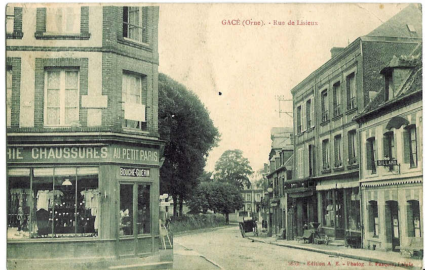 Gacé (61) Rue De Lisieux : Devantures Magasin Et Café - Gace