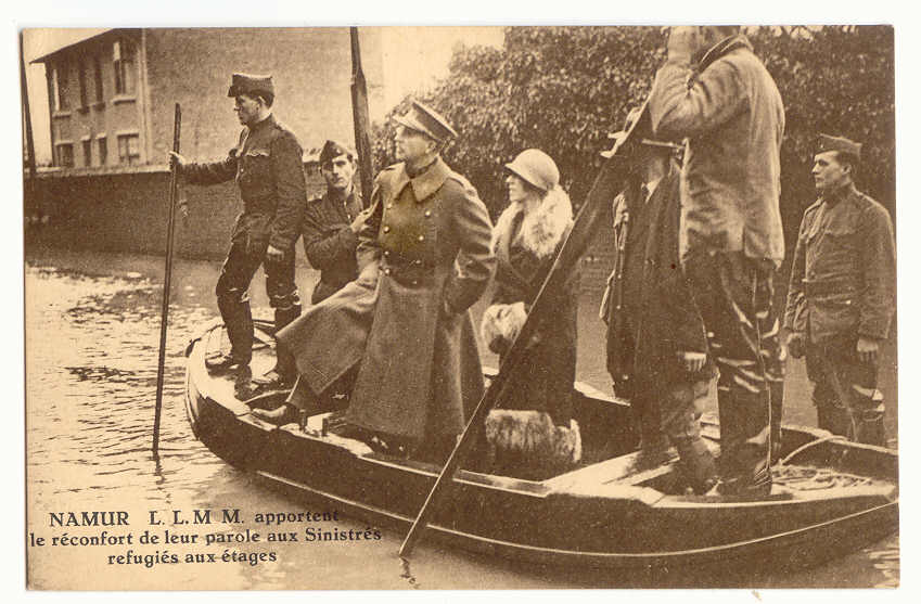 1170 - NAMUR - Le Roi Et La Reine Apportent Le Réconfort ...    *militaires* - Floods