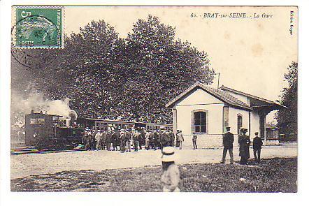 77- Belle Cpa De BRAY SUR SEINE LA GARE ANIMEE AVEC TRAIN GROS PLAN!!!! - Bray Sur Seine