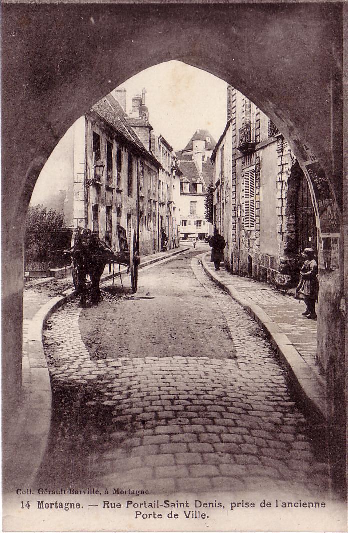 MORTAGNE. Rue Portail-Saint-Denis,prise De L'ancienne Porte De Ville. - Mortagne Au Perche