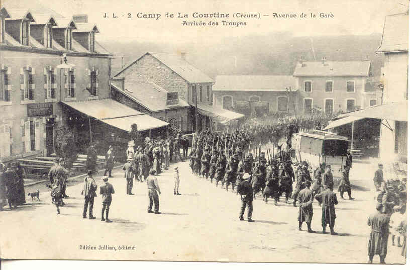 23.CPA .Camp De La Courtine - Arrivée Des Troupes Avenue De La Gare - La Courtine