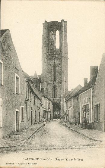 Larchant Rue De L'Ecu Et La Tour - Larchant