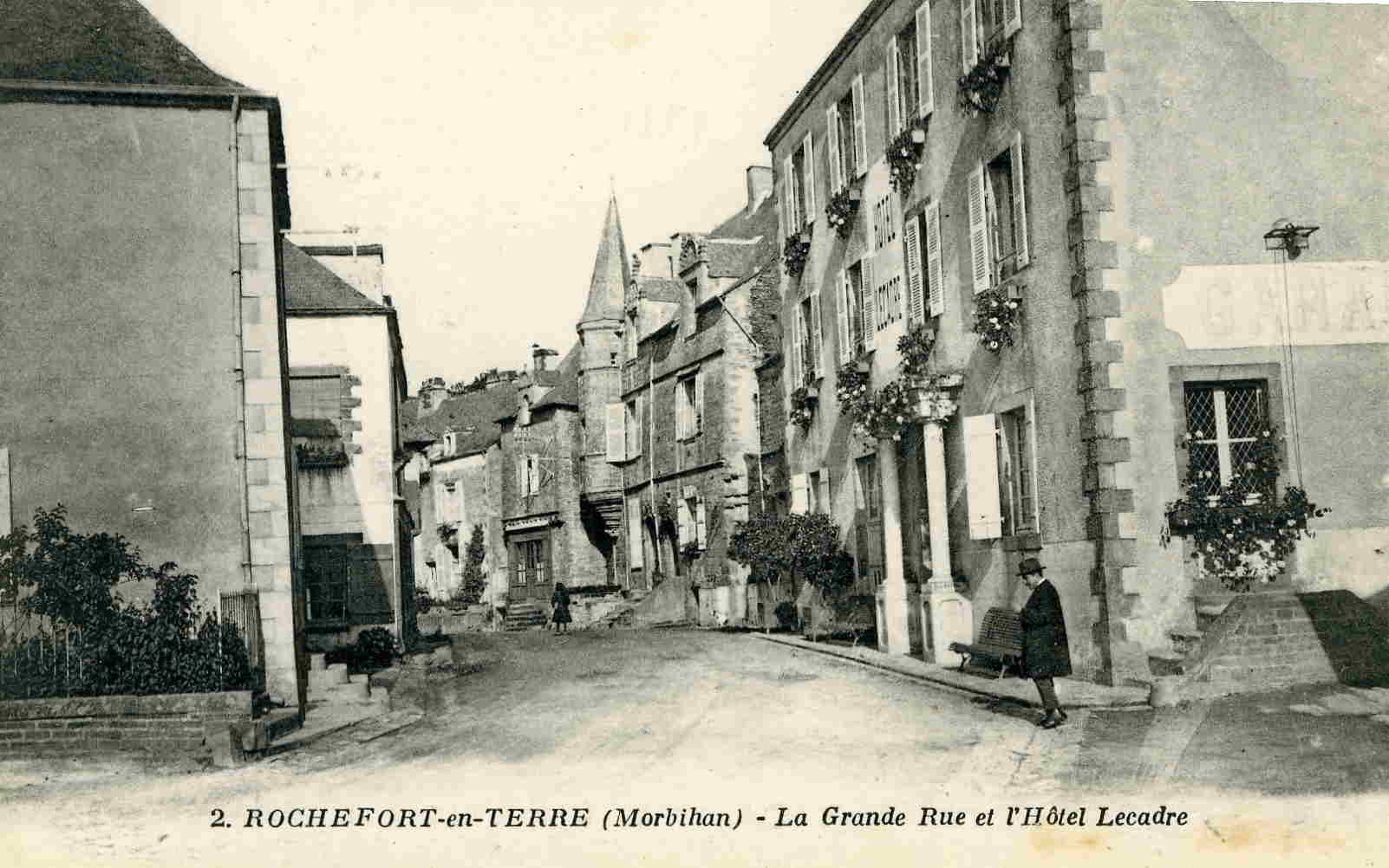 ROCHEFORT-en-TERRE - La Grande Rue Et L'Hôtel Lecadre - Rochefort En Terre