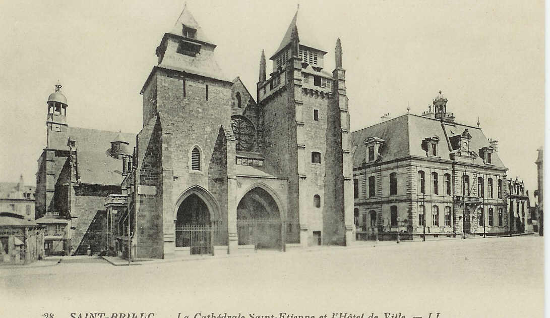 SAINT-BRIEUC : La Cathédrale Saint-Etienne Et L'Hotel De Ville - Saint-Brieuc