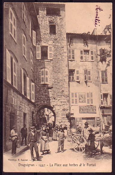 VAR - Draguignan - La Place Aux Herbes Et Le Portail - Draguignan