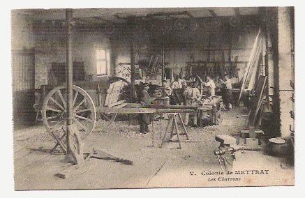 37- METTRAY LES CHARRONS GROS PLAN FABRICATION DES ROUES - Mettray