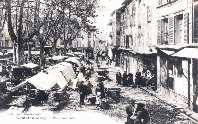 CPA Castelnaudary (11, Aude) Place Gambetta, Jour De Marché, Très Belle Animation - Castelnaudary