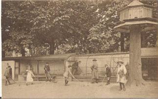 ANDERLECHT ECOLE JARDIN Les Grands Soignent Les Animaux Et Entretiennent Le Jardin - Anderlecht