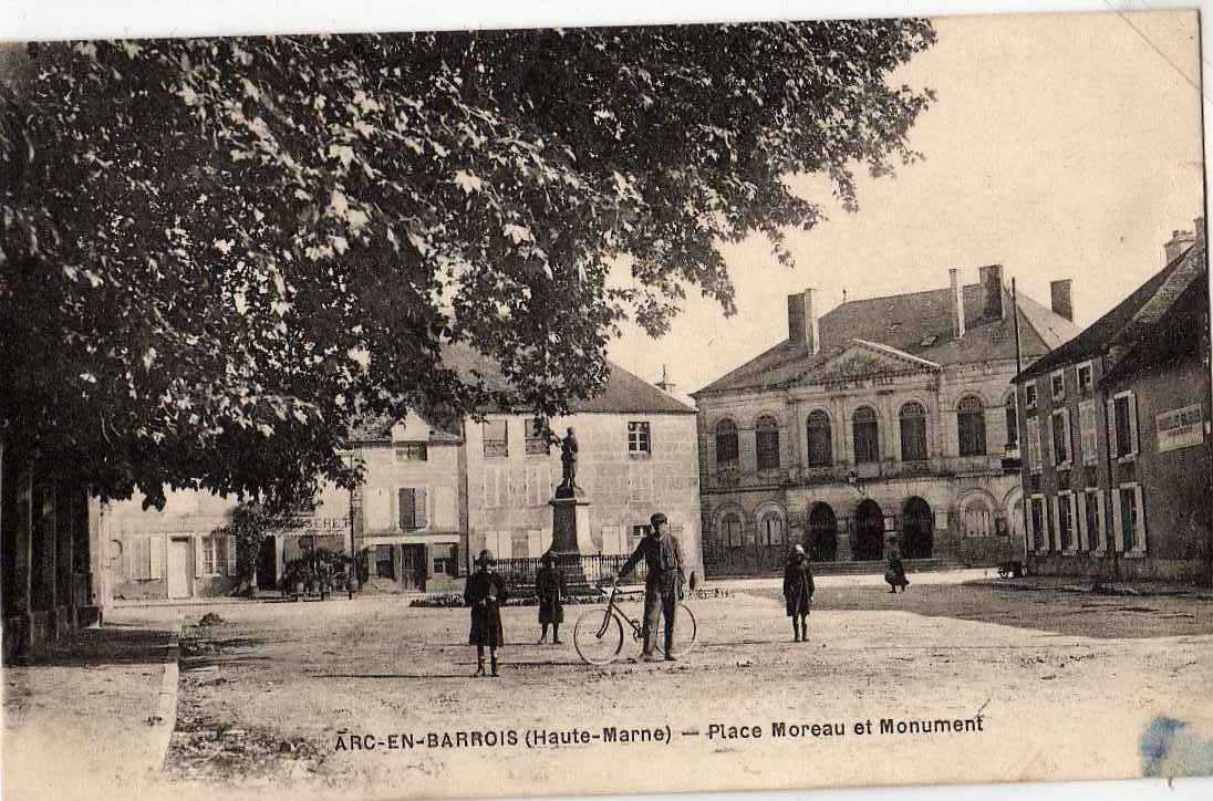 52 ARC EN BARROIS Place Moreau Et Monument, Animée 1934 - Arc En Barrois