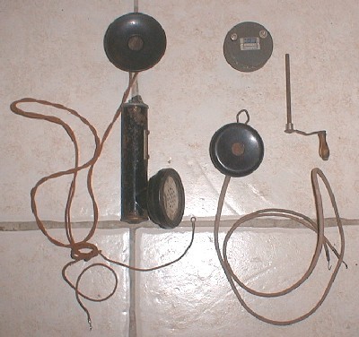 Lot Téléphone Français Pour TM16 Et TM27 Comprenant 1 Combinet Marque Eugène BUSSON Paris (écouteur Cassé) 1 écouteur... - Radios