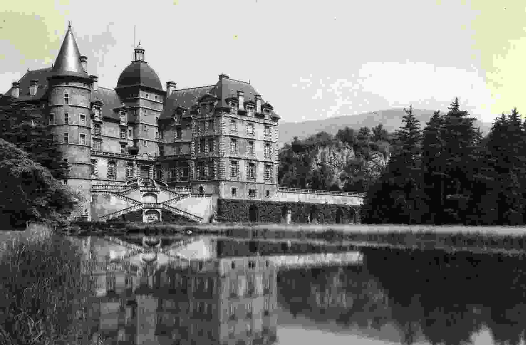 38 - VIZILLE - LE CHATEAU - REFLET Dans La Pièce D'eau - Vizille