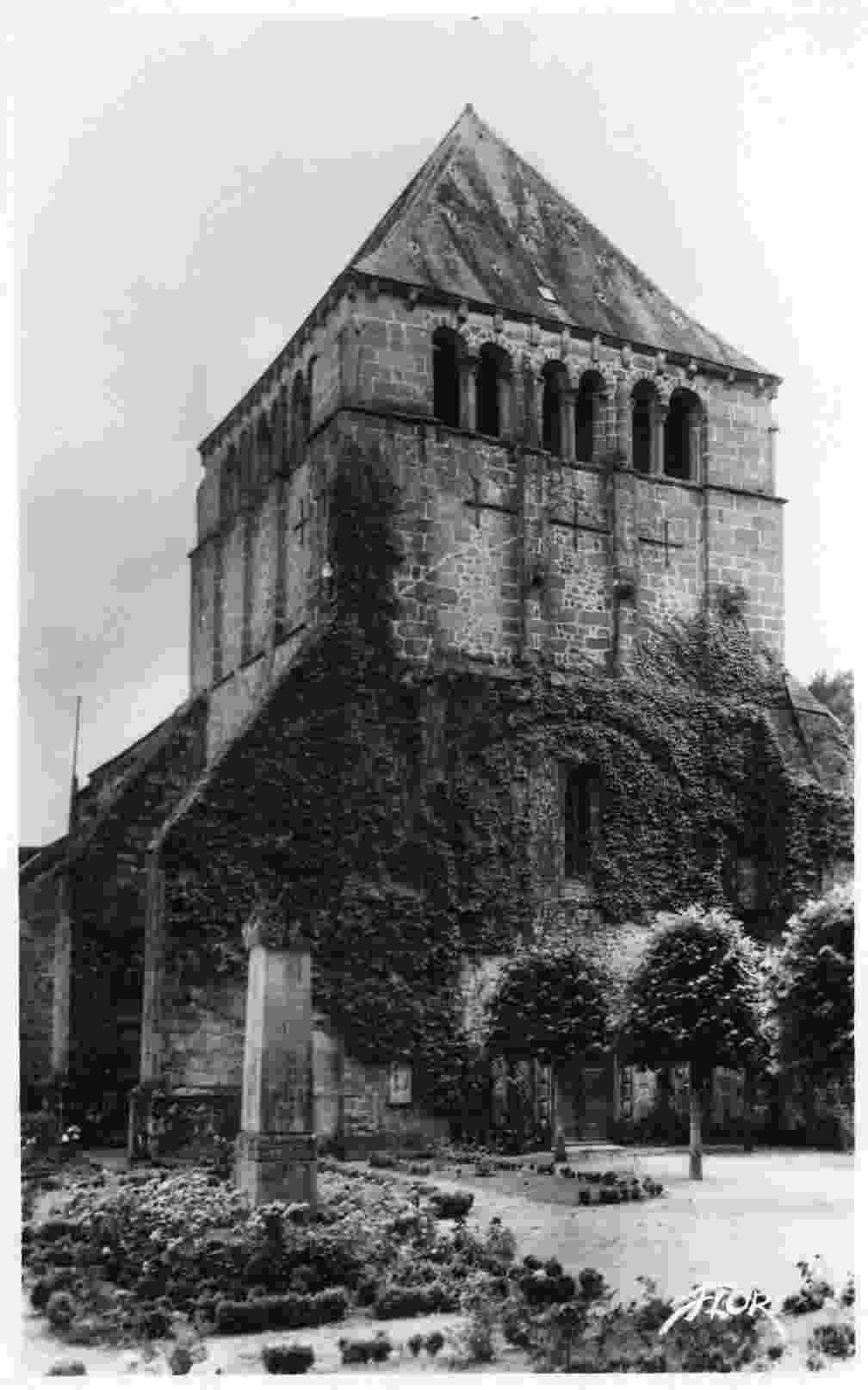 MOUTIER D'AHUN - L'Eglise Et Son Clocher - Moutier D'Ahun