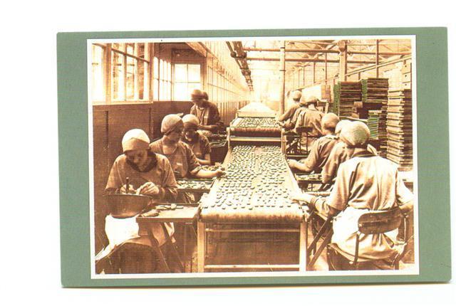 Cpm Reproduction Cpa Chaine De Fabrication De Biscuits - Industrie