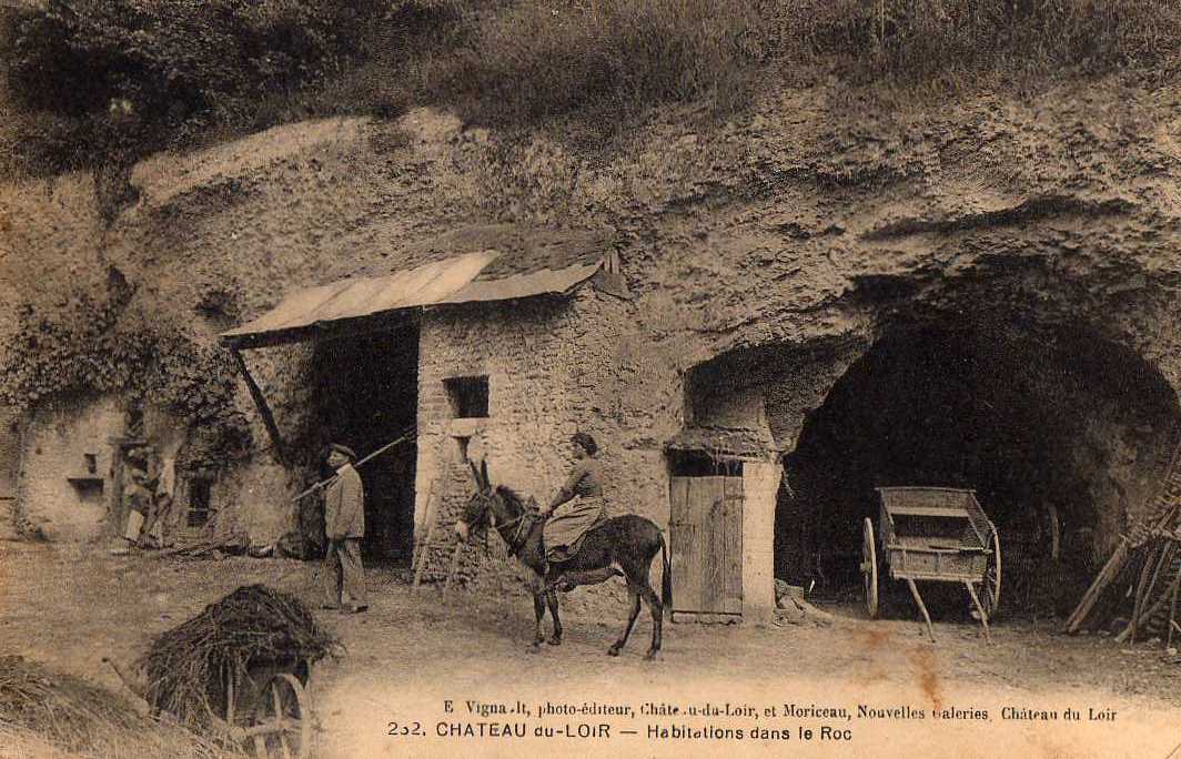 72 CHATEAU DU LOIR Types, Habitations Dans Le Roc, Maison Troglodyte, Animée, Femme à Dos D´Ane, Ed Vignault 2*2, 1916 - Chateau Du Loir