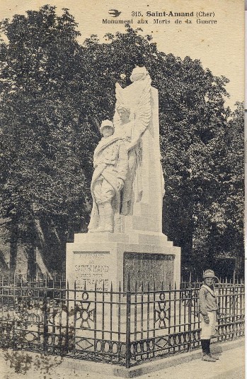 SAINT-AMAND - Petit Garçon Devant Le Monument Aux Morts - Saint-Amand-Montrond