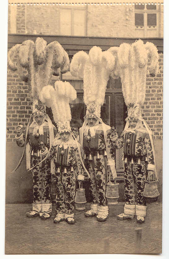 7- Le Carnaval De Binche - Un Groupe De Gilles En Grande Tenue - Binche