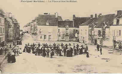 56 / PLUVIGNER  -  DANSES - La Place Et Rue St Michel - Pluvigner